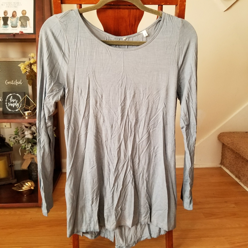 NWOT Boutique top with twist back